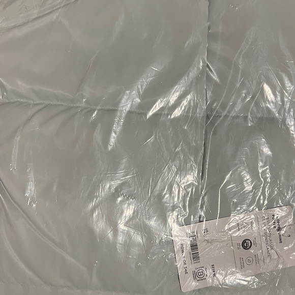 Summit Cropped Shine Puffer – Color: Glacier - Picture 9 of 10